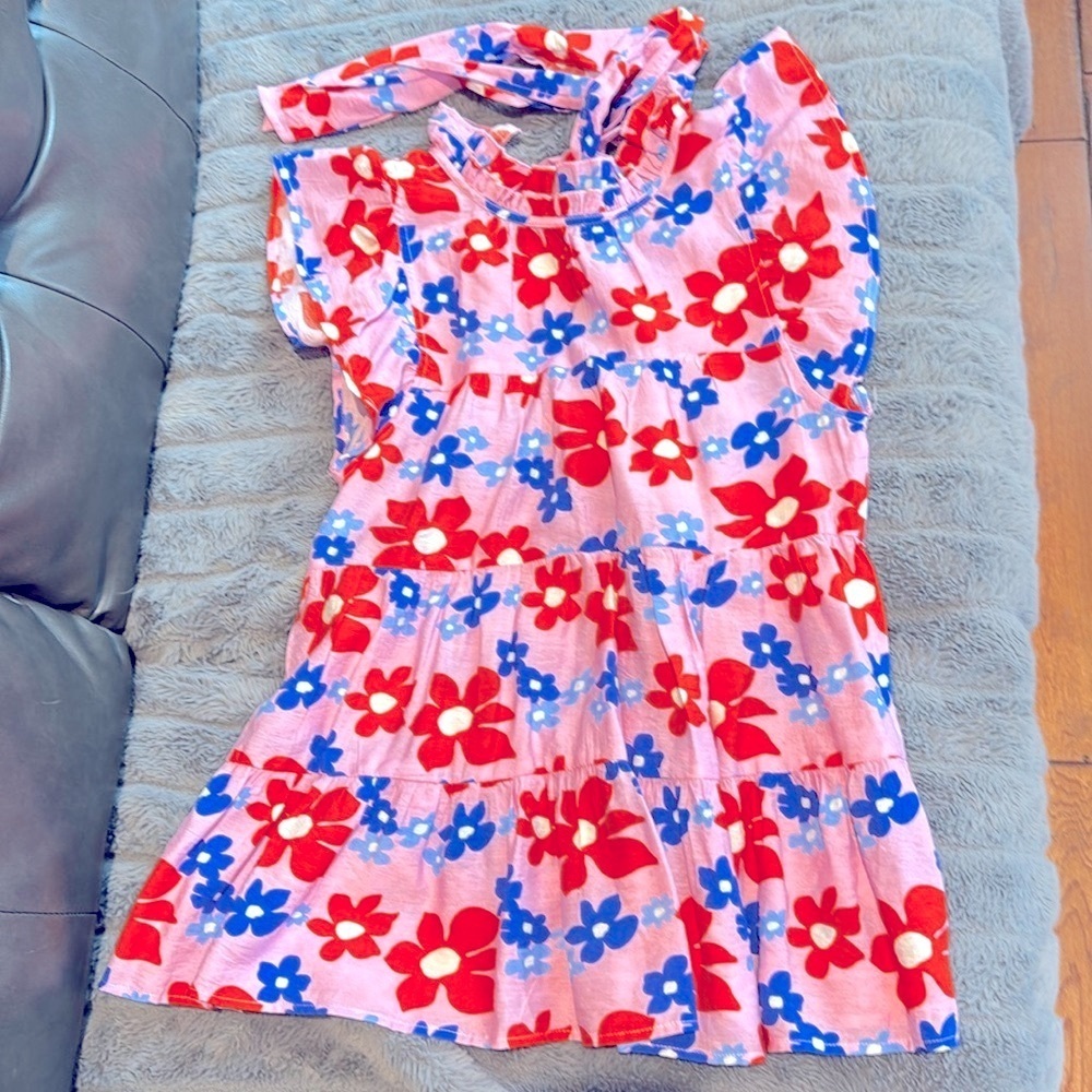 Entro floral blouse with ruffled & bow at neckline Size S like new condition